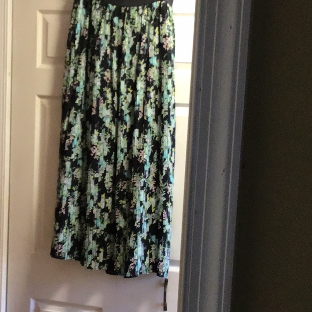 Beautiful pleated skirt​ - Picture 3 of 7